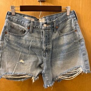 Universal Thread 90s Baggy Jean Short Distressed Size 6 Light Wash